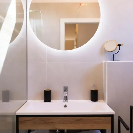 Alexis مالي لوشينغْ